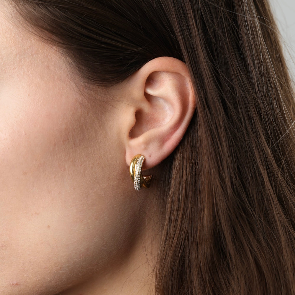 Boa – gedraaide oorbellen met kristal van roestvrij staal, goud | Timi of Sweden