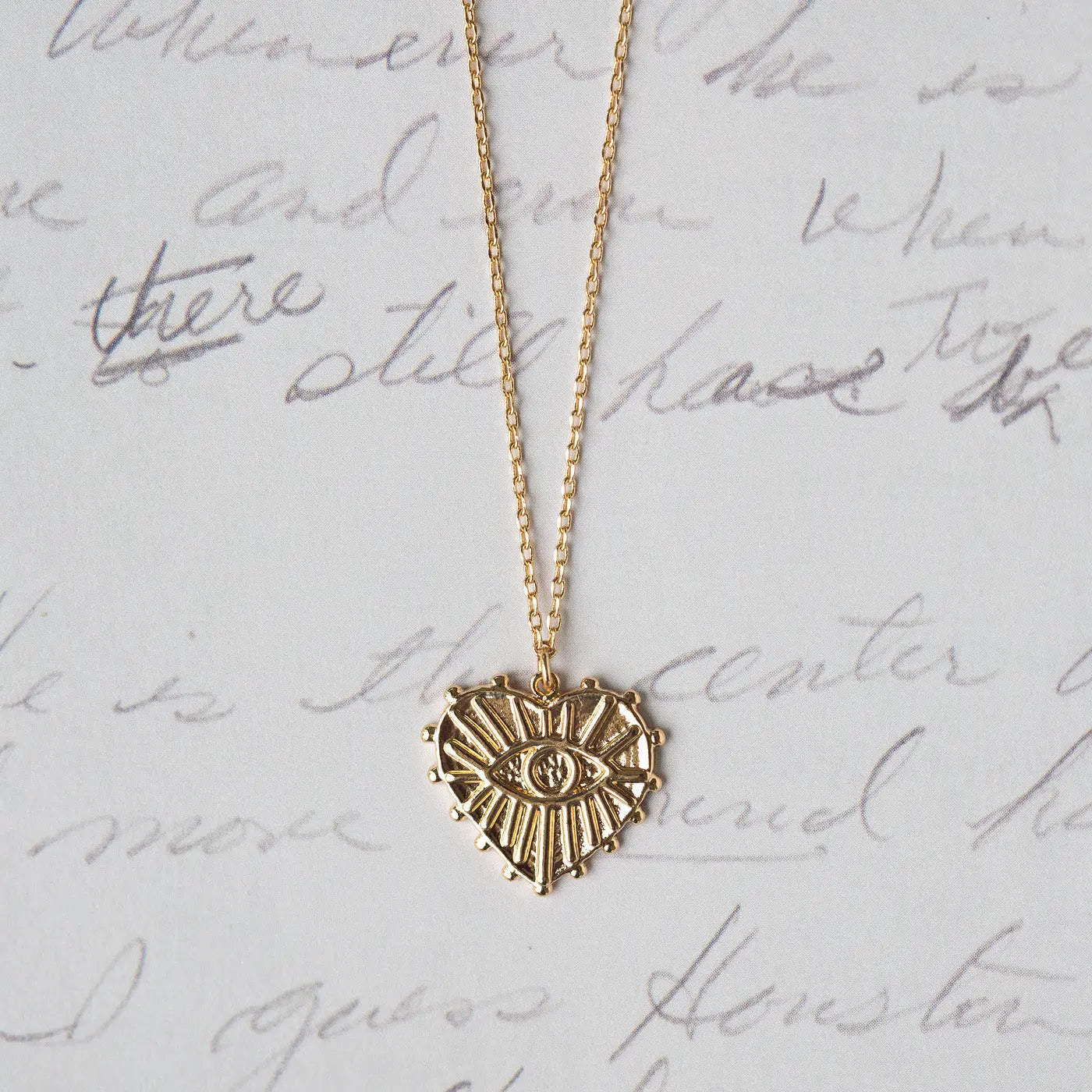 Boze oog hoort ketting