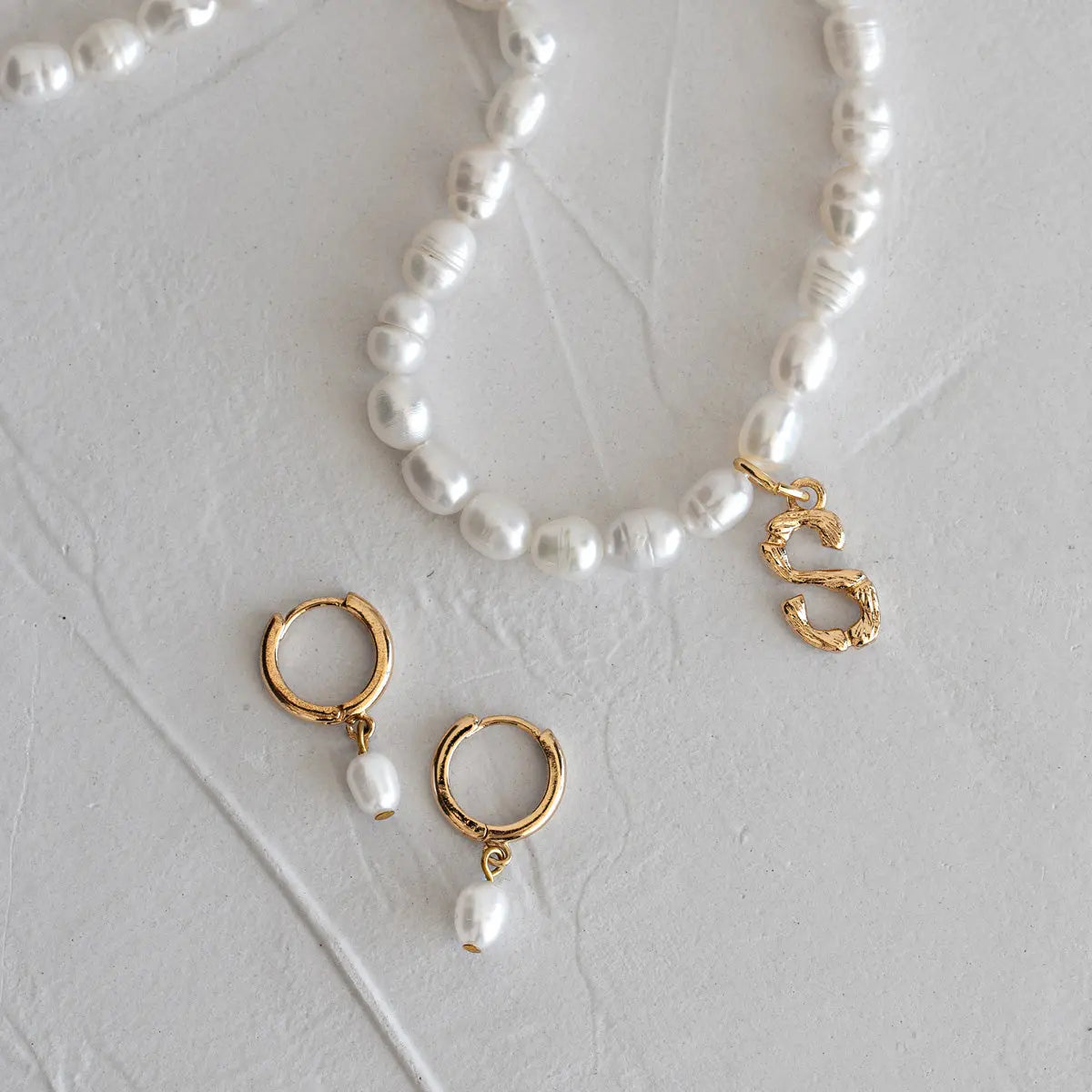 Gepersonaliseerde parelketting met pareloorbellen set