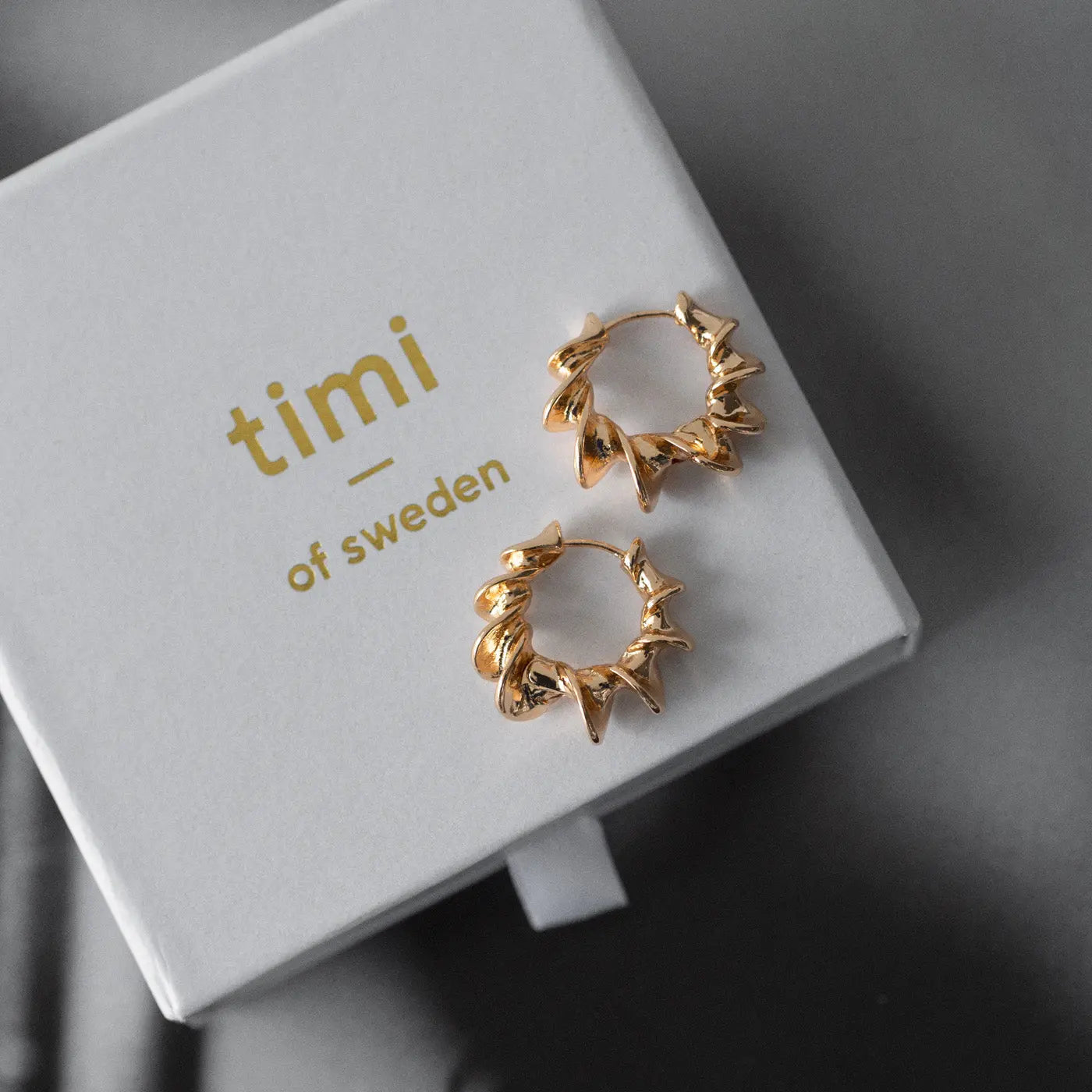 Julie - Twisted Coral Hoop Oorbellen