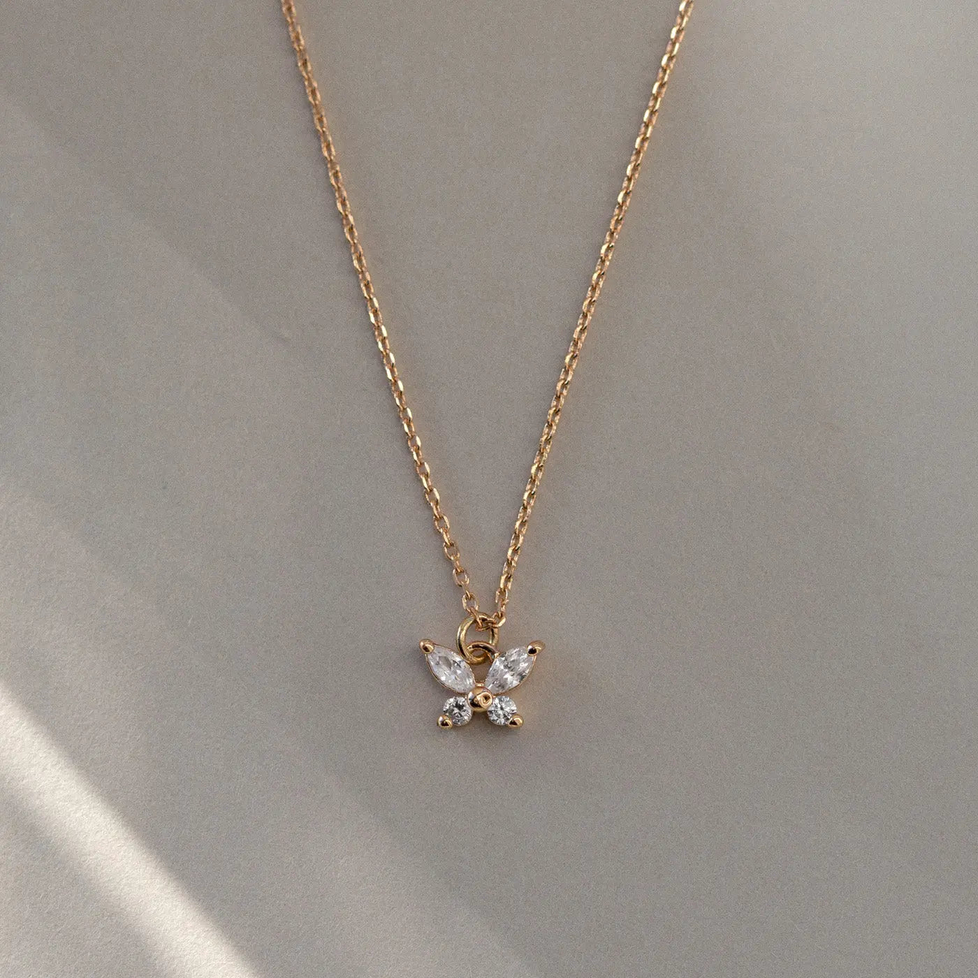 Leah - witte kristallen vlinder ketting