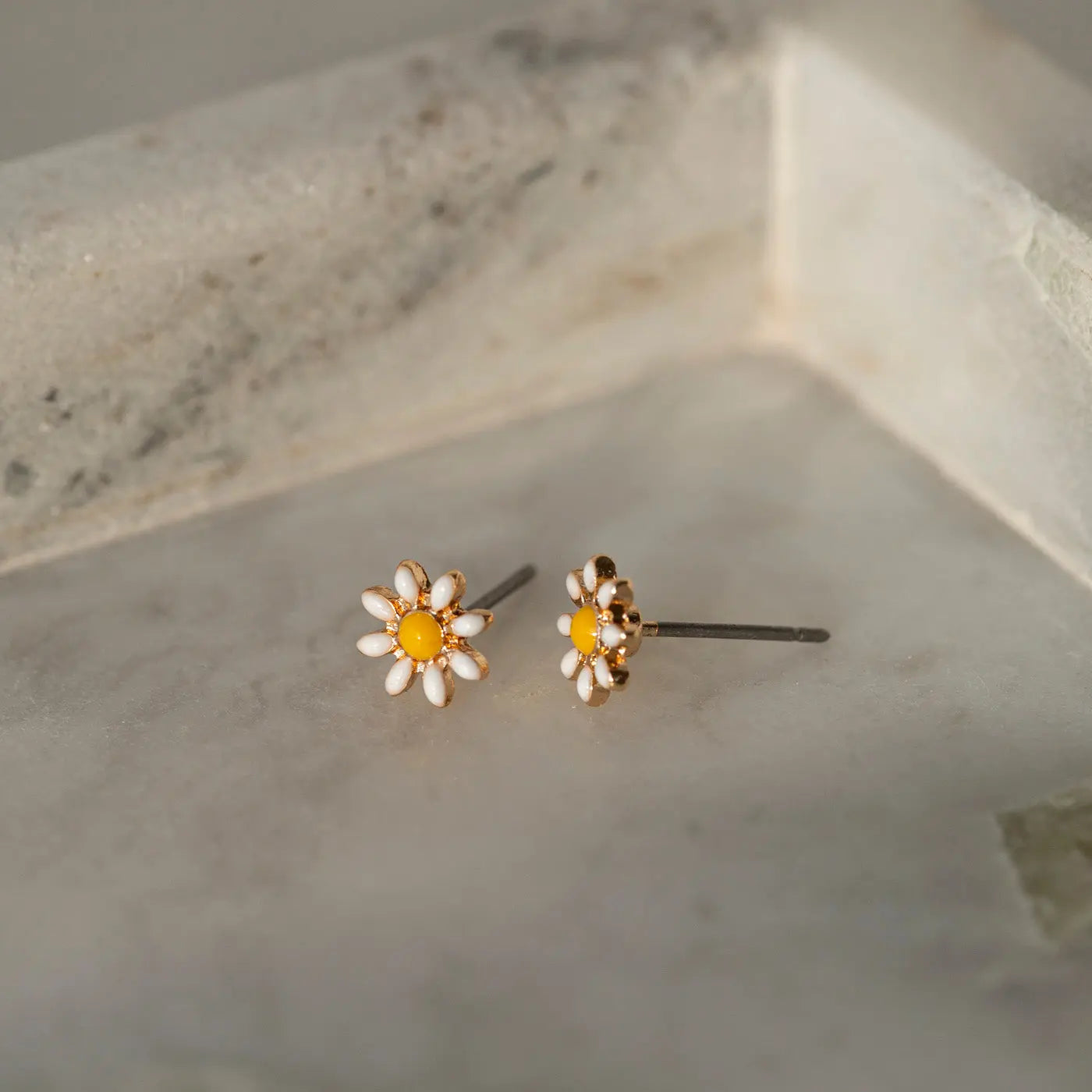 Doris - Daisy Flower emaille oorknopjes